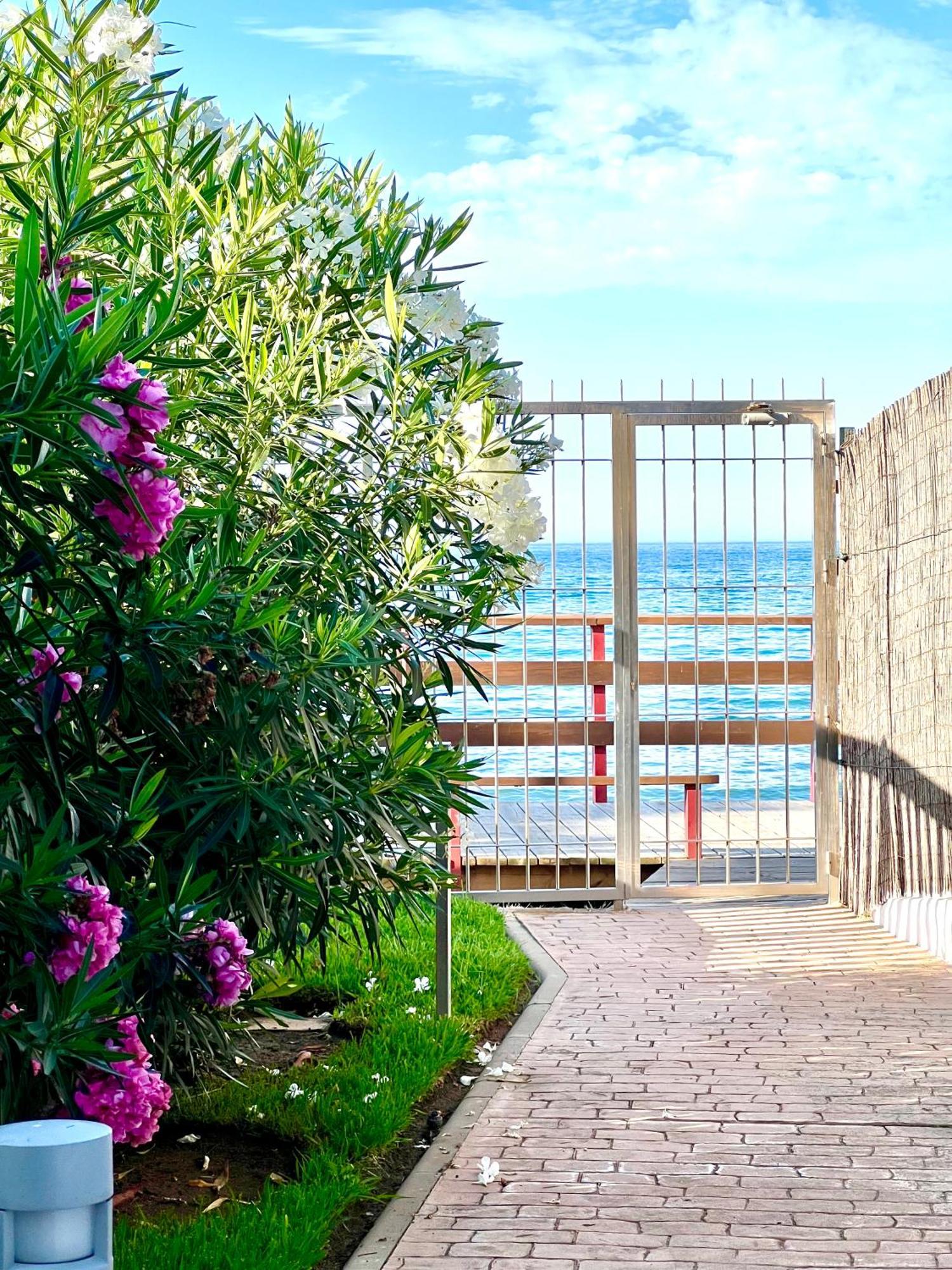 Beachfront Penthouse Apartment With Large Terrace And Breathtaking Sea Views Close To Marbella Spain Sitio de Calahonda Exterior foto